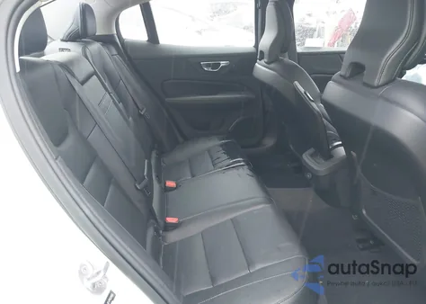 2023 Volvo S60 B5 Core Dark Theme z USA, uszkodzony, nr VIN 7JRL12FV7PG239900